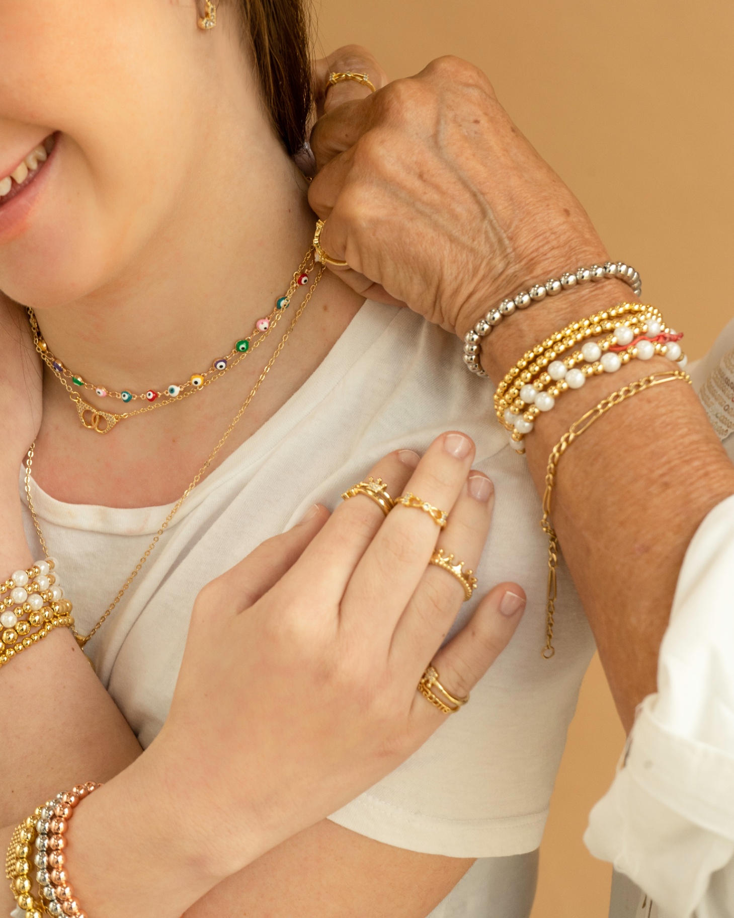Collares y pulseras en styling editorial