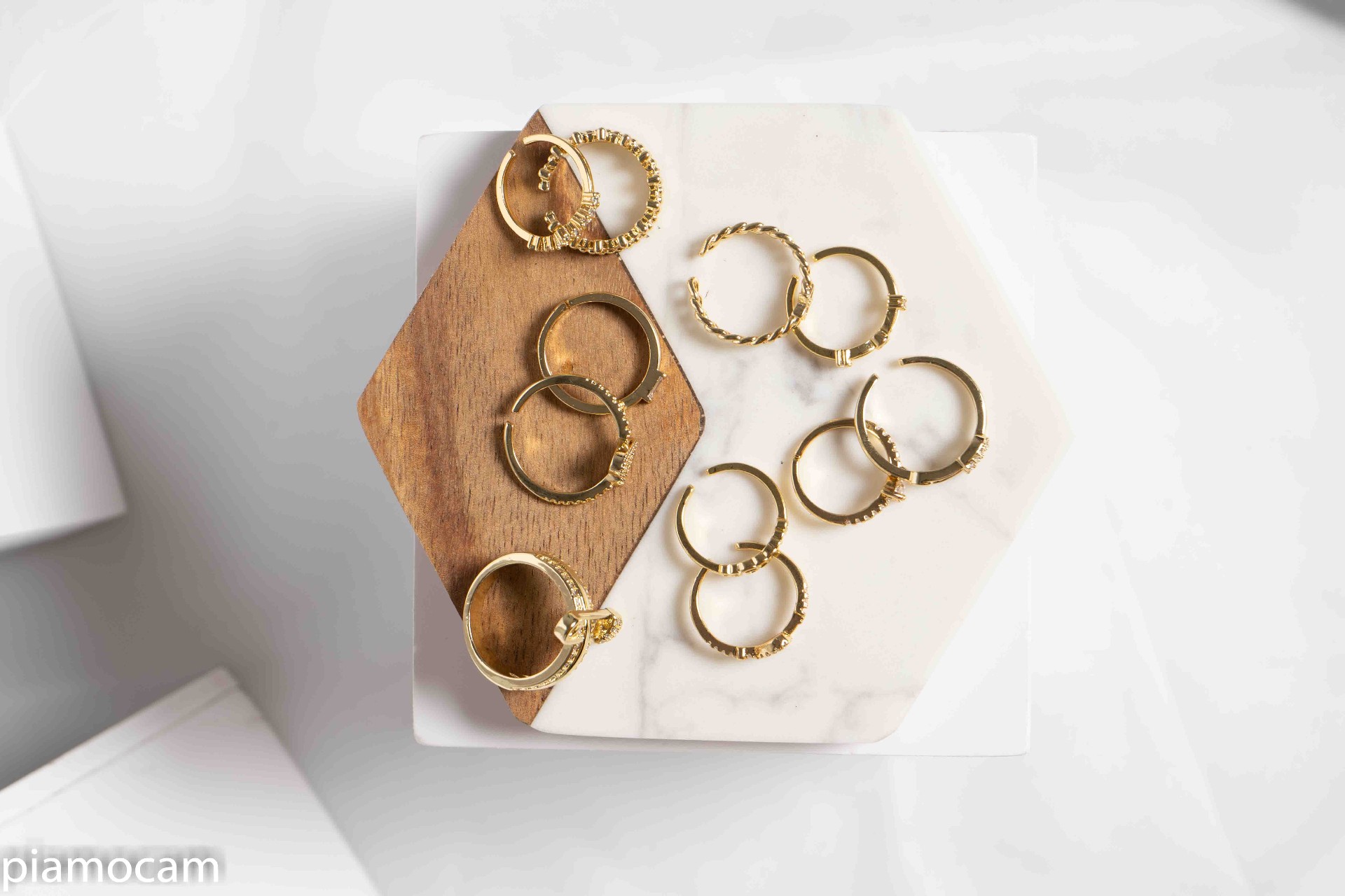Aretes dorados en display de producto