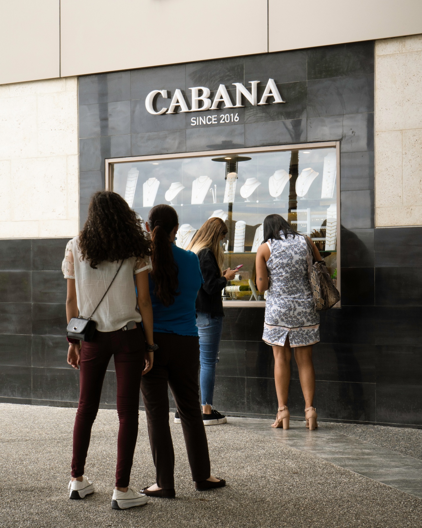 Clientes frente a la boutique Cabana