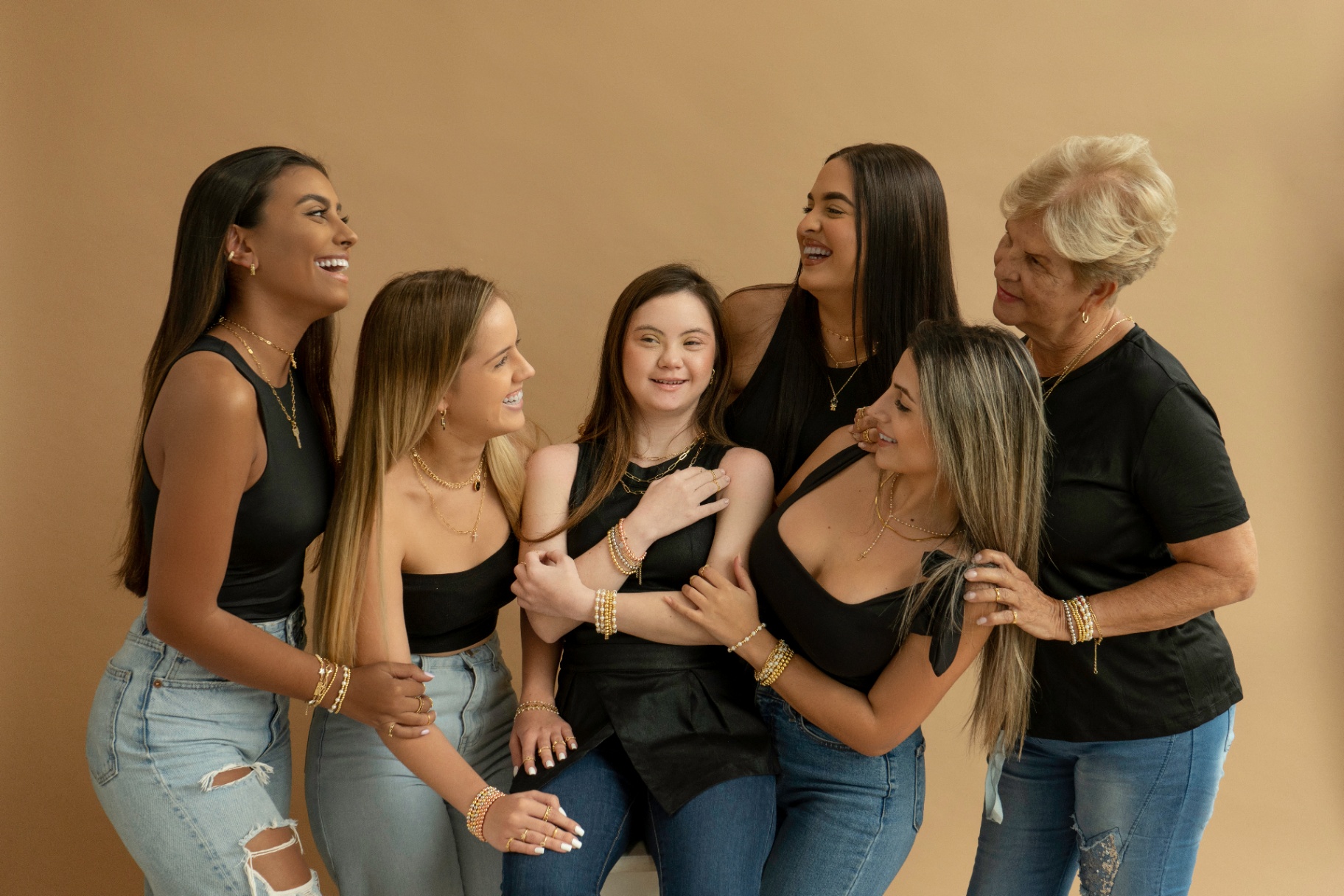 Grupo de mujeres luciendo joyas Cabana